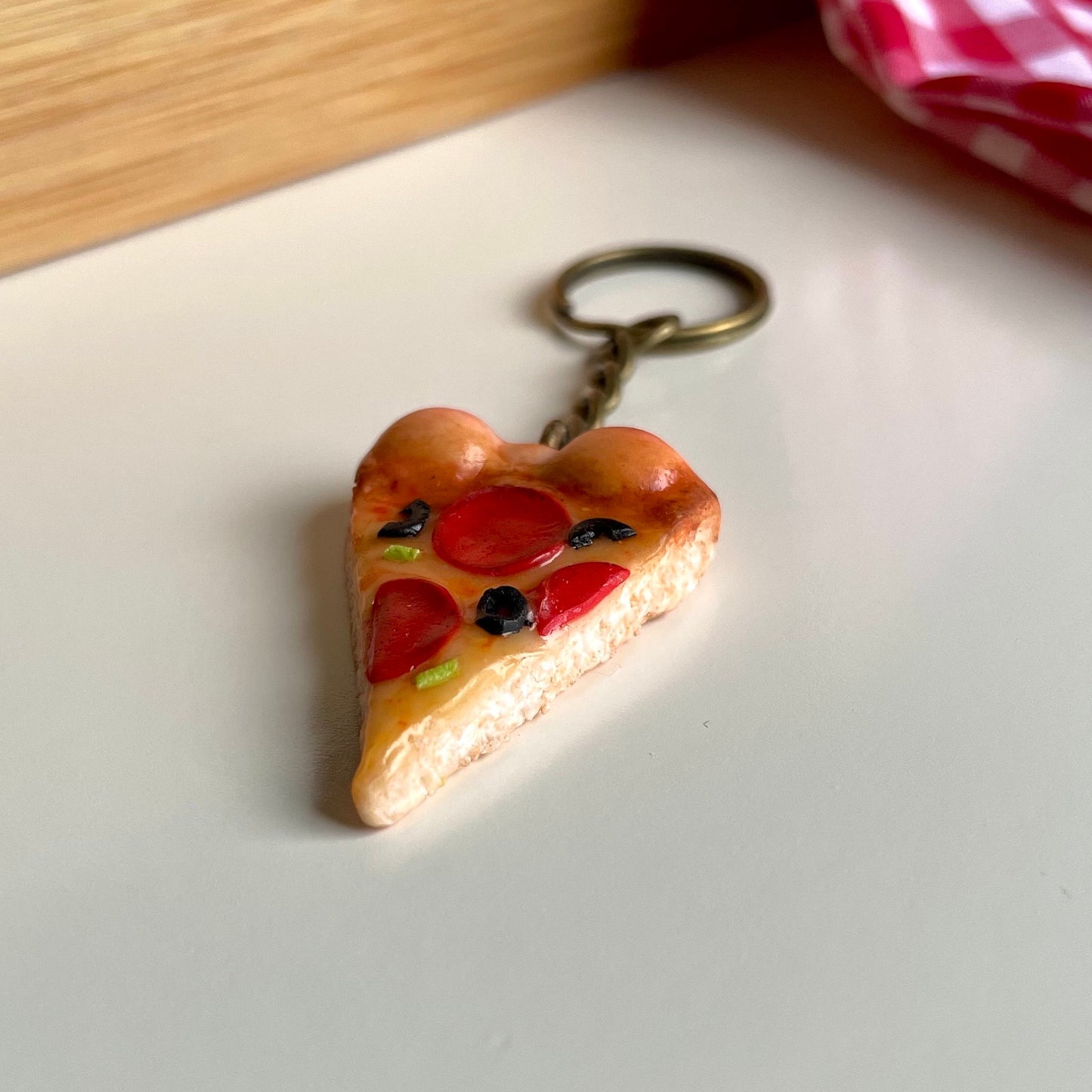 Pizza keychain, cute pizza charm, pizza keyring, cute novelty keychain, polymerclay charm, clay keyring, realistic food, miniature food